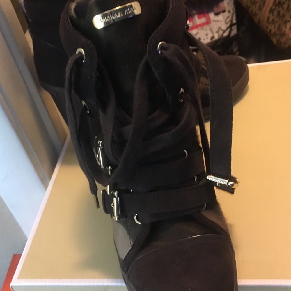 Michael Kors Lizzie Wedge Sneaker. - Picture 4 of 7